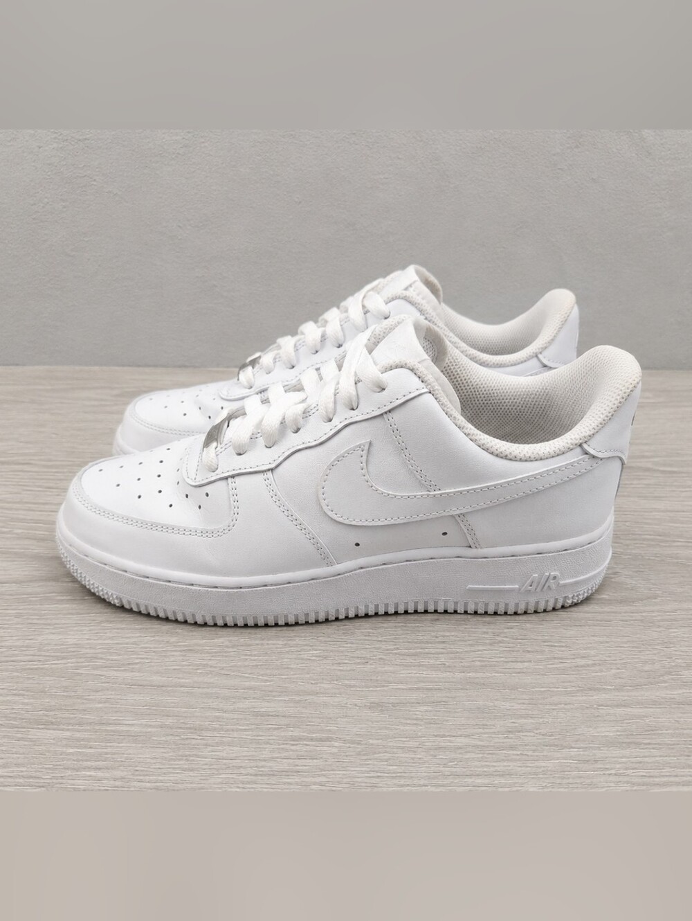 Nike Air Force 1 '07 Triple White Women's Size 8 Leather Sneakers DD8959-100
